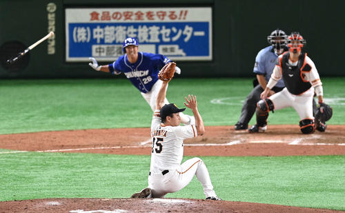 巨人対中日　8回表中日2死一、二塁、井領の打球を好捕する沢村（撮影・鈴木みどり）