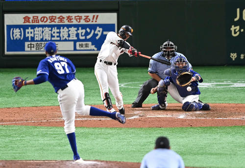 巨人対中日　8回裏巨人2死一、三塁、適時内野安打を放つ亀井。投手R・マルティネス（撮影・鈴木みどり）