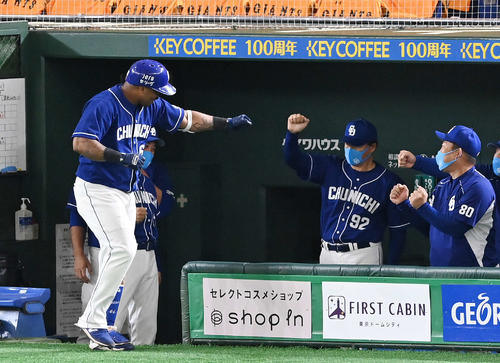 巨人対中日　9回表中日無死、右越えソロ本塁打を放ったビシエド（左）とエアグータッチする与田監督（中央）（撮影・鈴木みどり）