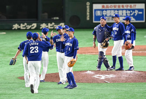 巨人対中日　巨人に勝利しエアハイタッチする中日ナイン（撮影・鈴木みどり）