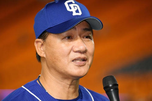 巨人対中日　試合に勝利し笑顔で取材に応じる中日与田監督（撮影・滝沢徹郎）