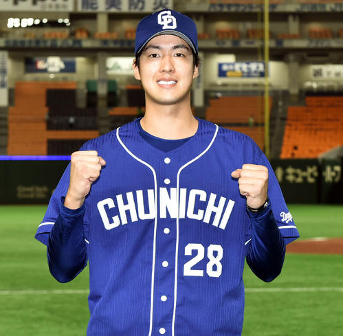 巨人対中日　ヒーローインタビューを終え笑顔でガッツポーズする中日梅津（撮影・滝沢徹郎）
