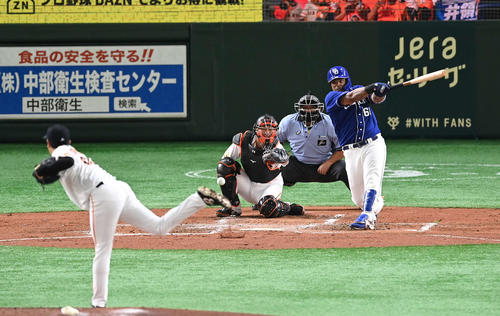 巨人対中日　3回表中日無死二塁、中前適時打を放つビシエド。投手堀岡（撮影・鈴木みどり）