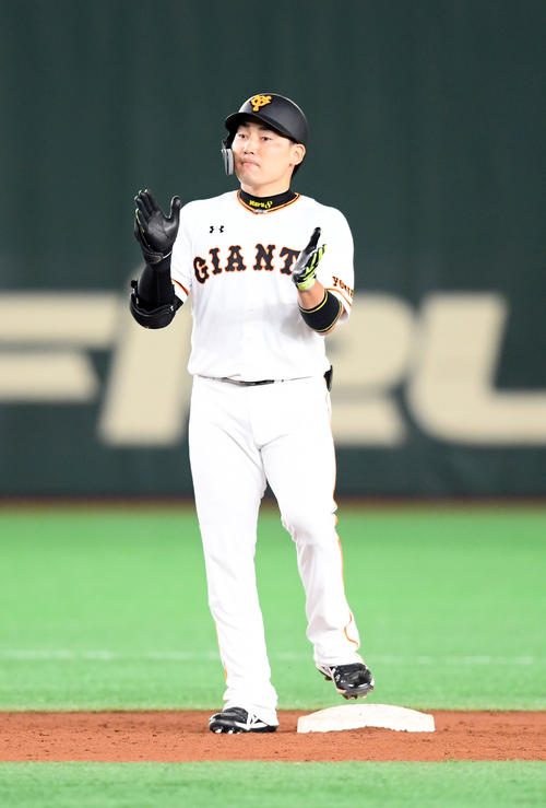 巨人対中日　3回裏巨人1死満塁、左前に2点適時二塁打を放つ丸（撮影・たえ見朱実）