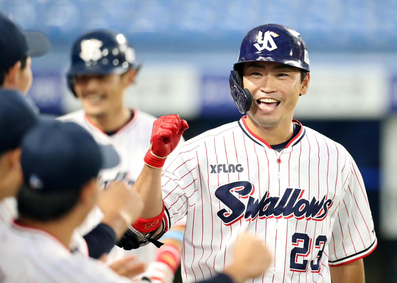 ヤクルト対DeNA　3回裏ヤクルト2死一塁、2点本塁打を放ち、ベンチで笑顔を見せる青木（撮影・狩俣裕三）