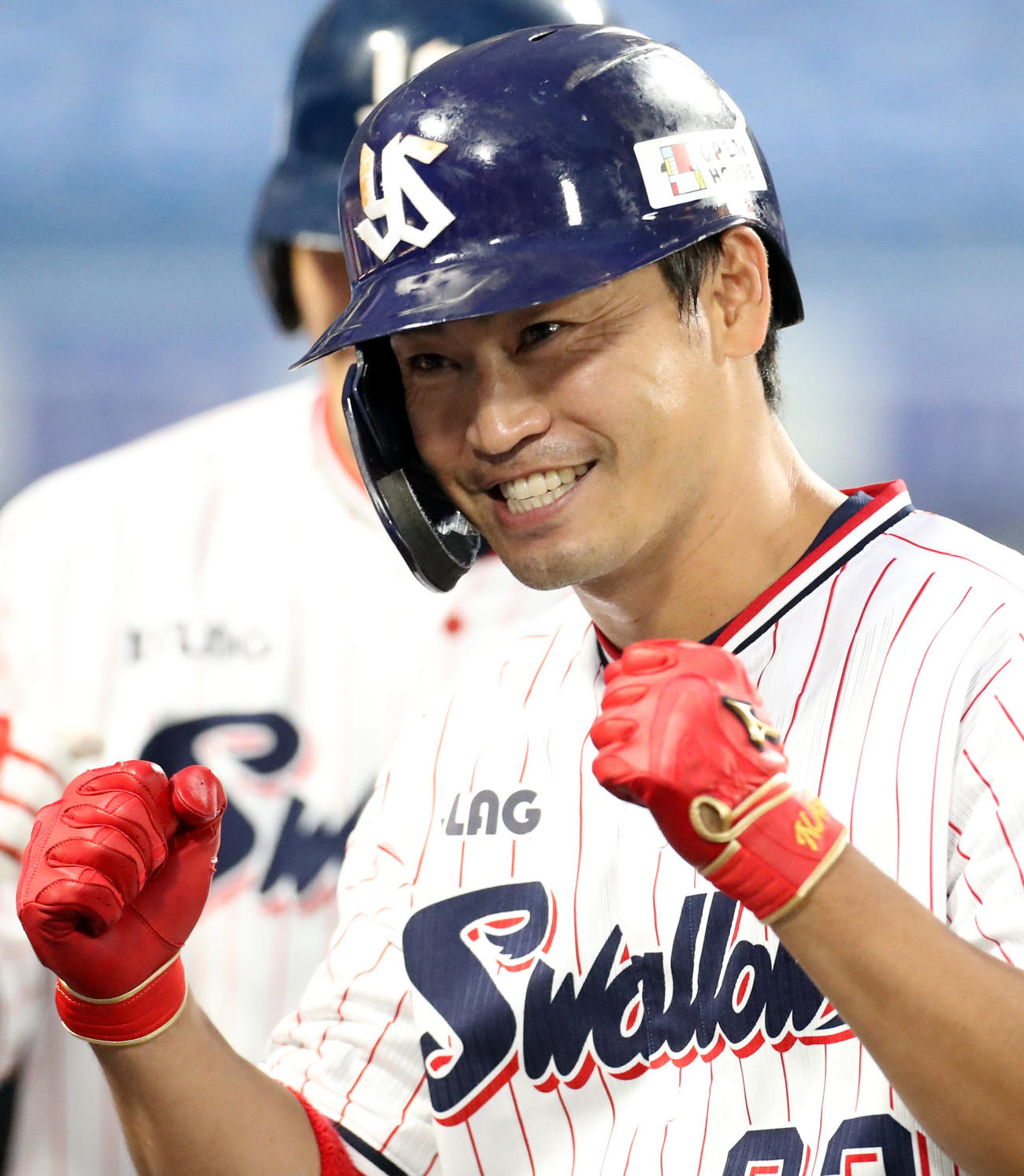 ヤクルト対DeNA　3回裏ヤクルト2死一塁、2点本塁打を放ち、ベンチでガッツポーズを決める青木（撮影・狩俣裕三）