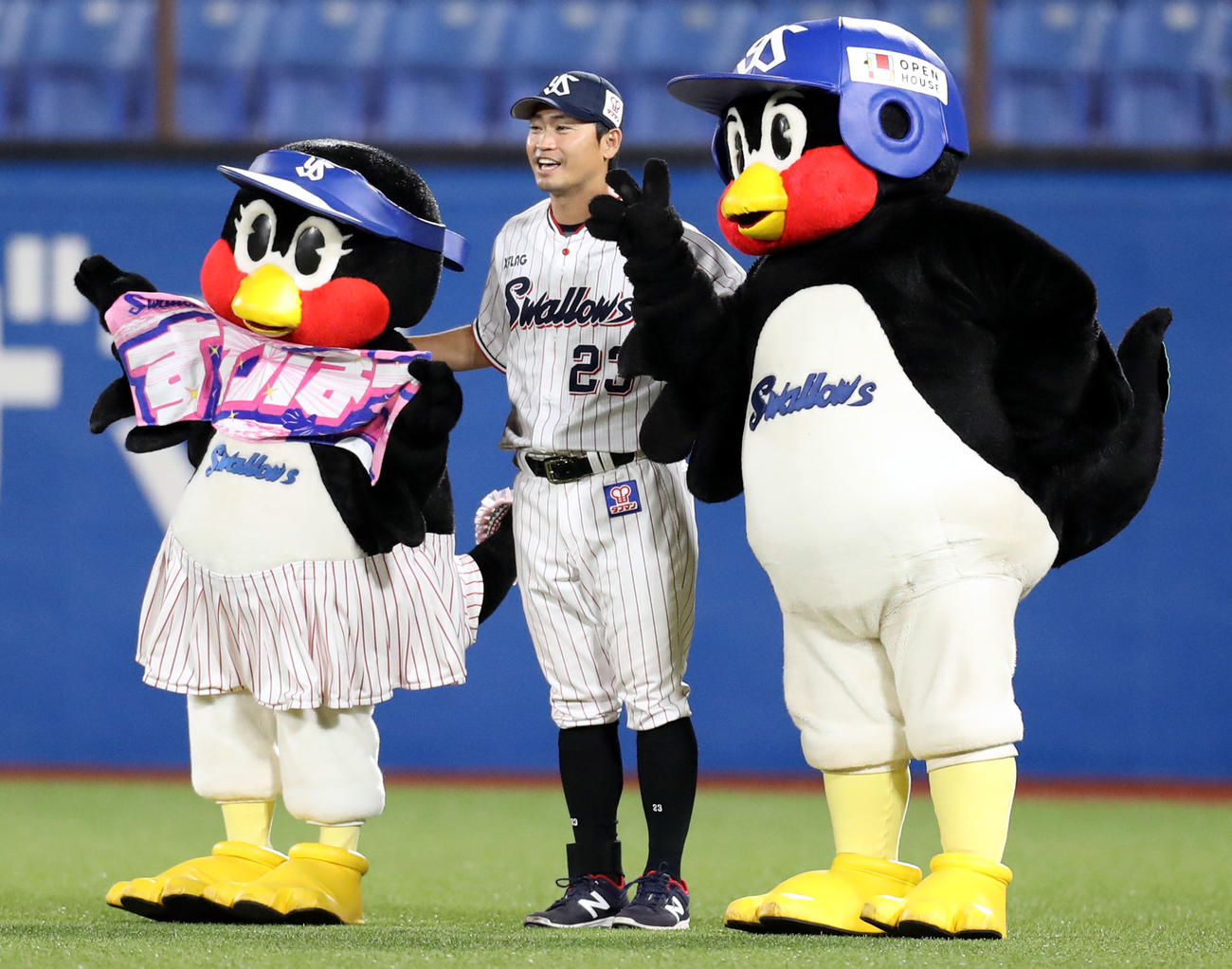 ヤクルト対DeNA　ヒーローインタビュー後、つばみ、つば九郎と記念撮影をする青木（撮影・狩俣裕三）