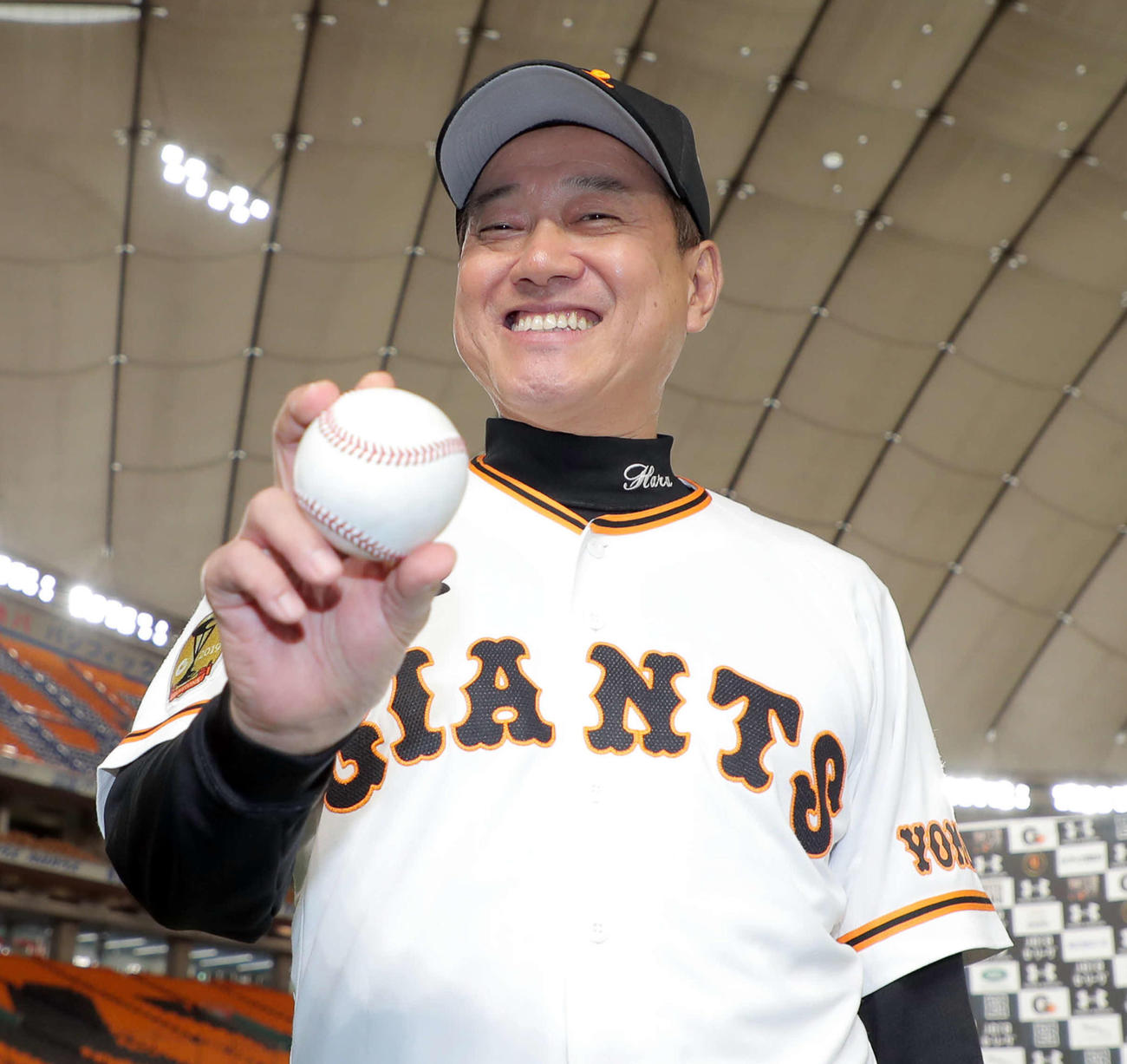 監督通算1034勝を飾った巨人原監督は、沢村からプレゼントされたウイニングボールを手に笑顔を見せる