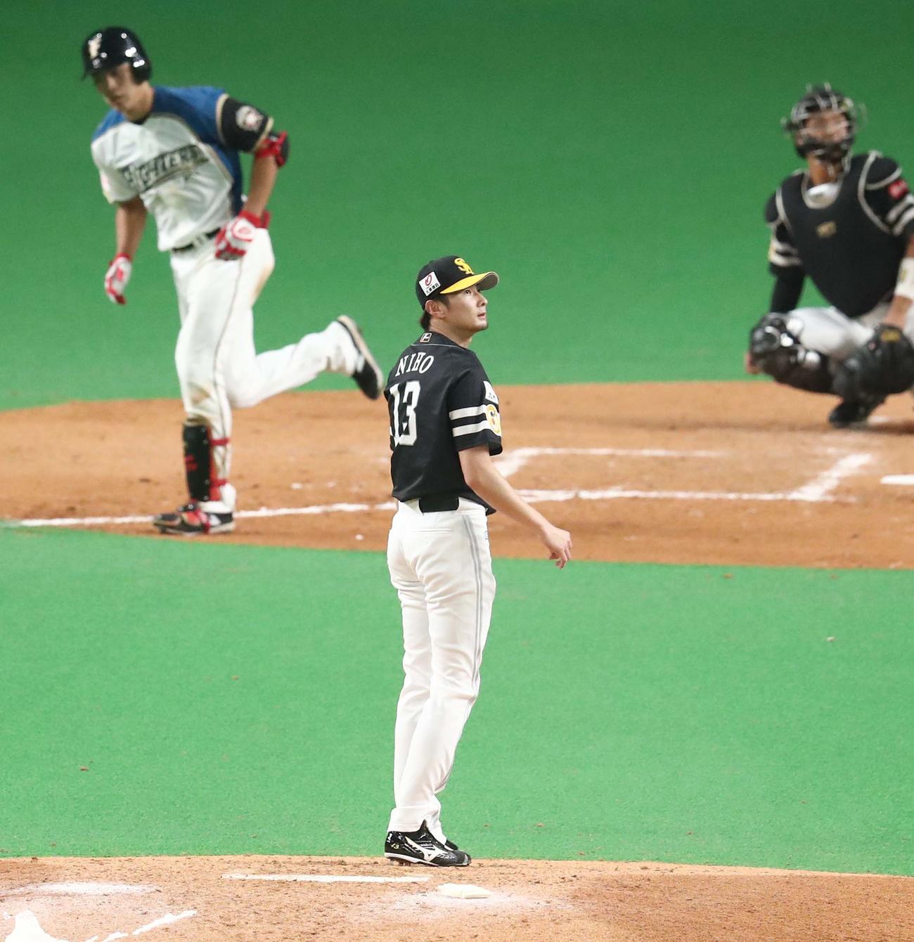 日本ハム対ソフトバンク　4回裏日本ハム無死、野村に本塁打を浴びる二保（撮影・黒川智章）