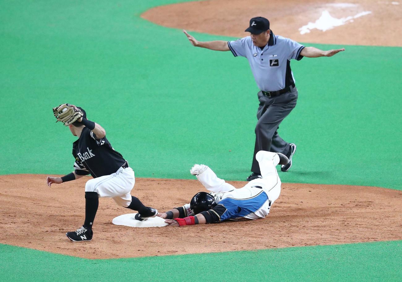 日本ハム対ソフトバンク　5回裏日本ハム無死一、二塁、大田の中飛で二塁走者の中田が二塁に戻ろうとするも転倒し左膝を痛める（撮影・黒川智章）