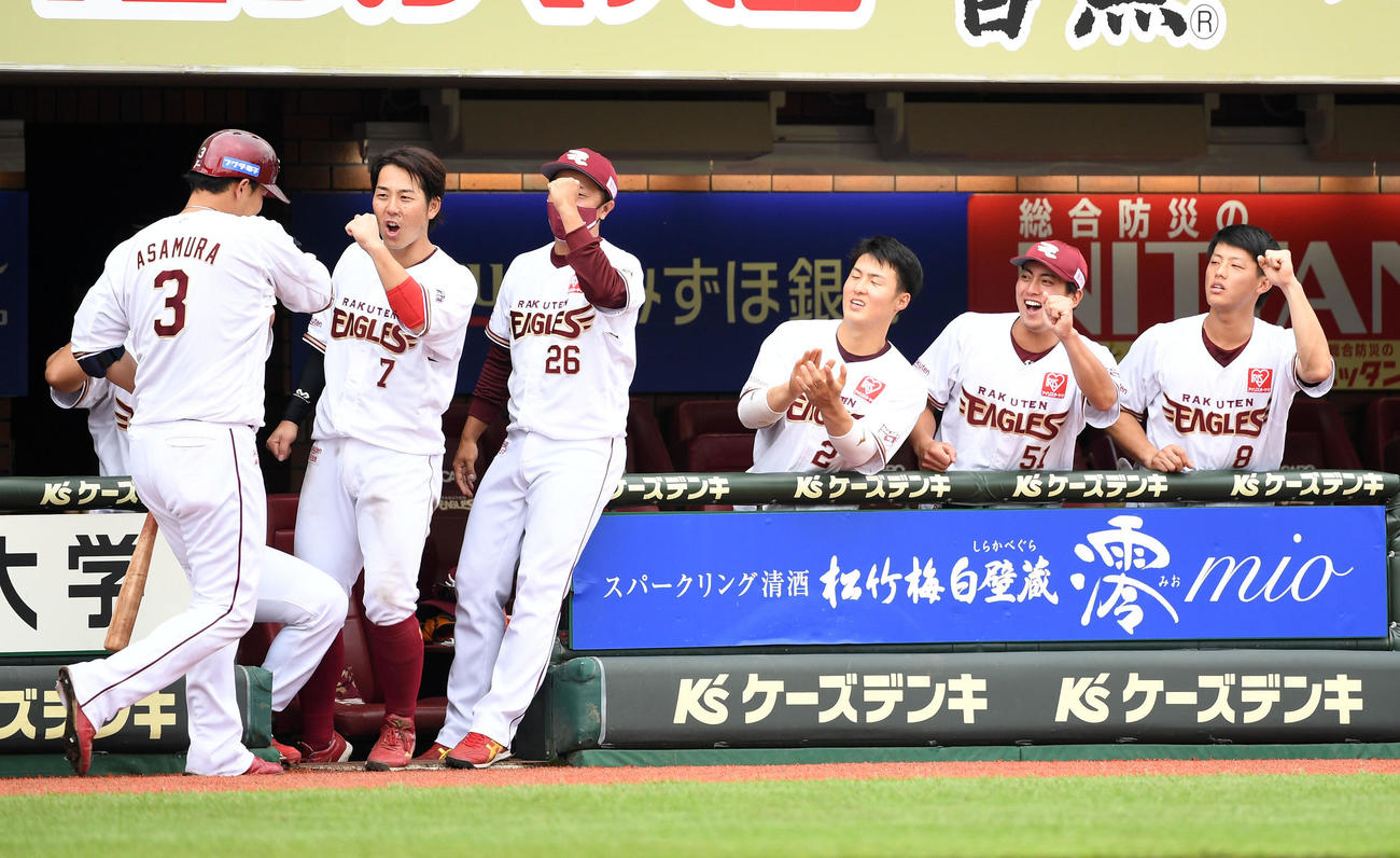 楽天対ロッテ　5回裏楽天1死一、三塁、浅村が左越え3点本塁打を放ちエアタッチで迎える楽天ナイン（撮影・横山健太）