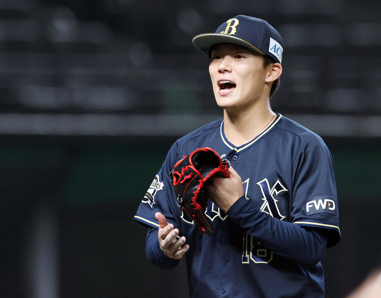 西武対オリックス　5回裏西武の攻撃を無失点に抑えたオリックス先発の山本は声を上げながら笑顔でグラブをたたく（撮影・垰建太）