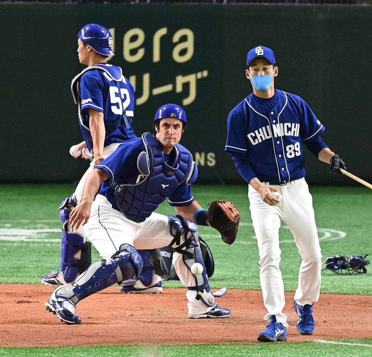 巨人対中日　試合前、シートノックを行う中日A・マルティネス（中央）（撮影・鈴木みどり）