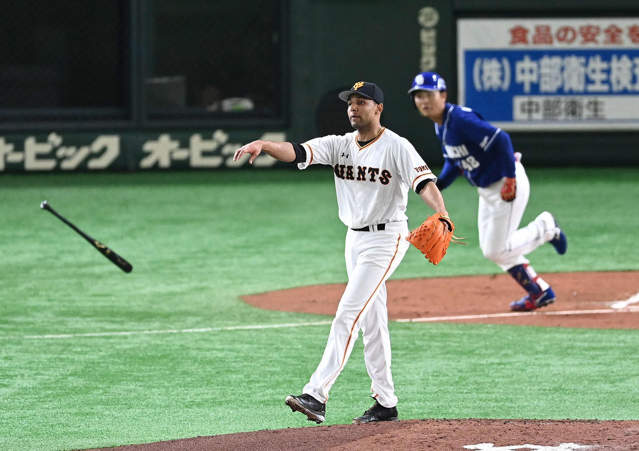 巨人対中日　2回表中日2死一、三塁、溝脇隼人に中2点適時三塁を浴びるサンチェス（撮影・鈴木みどり）