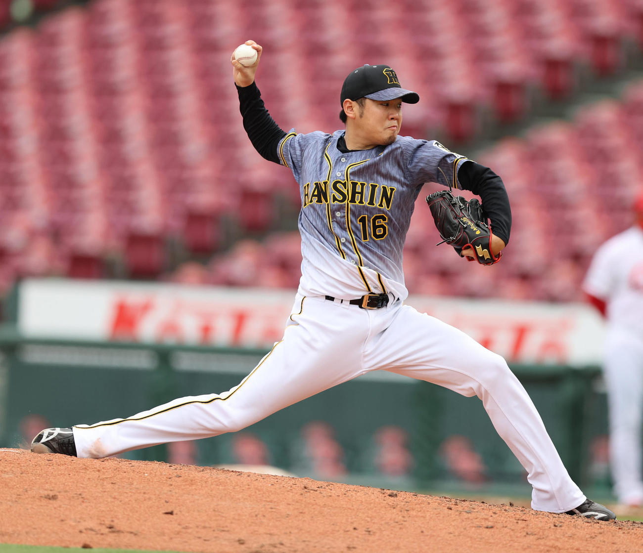 広島対阪神　8回3失点の好投で今季初勝利をあげる西勇輝（撮影・清水貴仁）