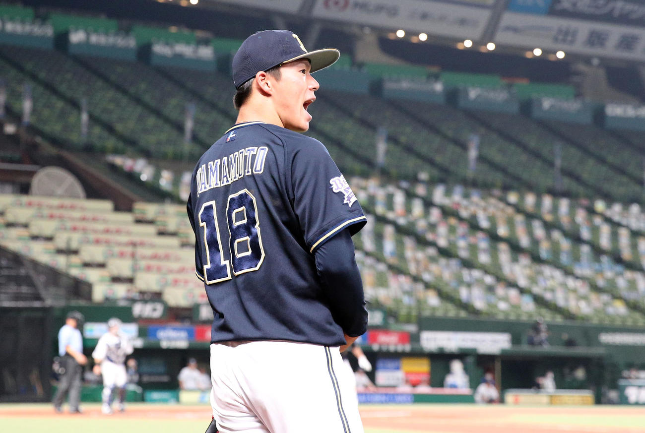 西武対オリックス　7回表オリックス1死一、二塁、T－岡田が適時打を放ちベンチ前でほえる山本（撮影・垰建太）