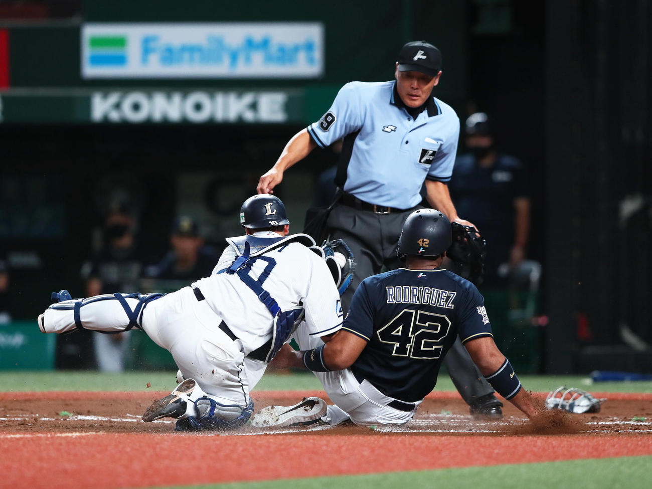 西武対オリックス　2回表オリックス2死二塁、安達の中前打で本塁を狙った二塁走者ロドリゲス（右）はアウトとなる。西武捕手森（撮影・足立雅史）