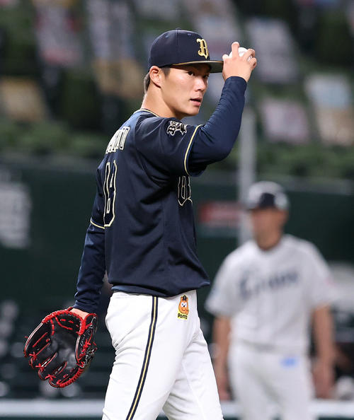 西武対オリックス　4回裏西武無死、森友哉を左飛に仕留め落ち着いた表情のオリックス先発の山本（撮影・垰建太）