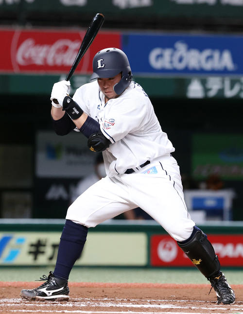 西武対オリックス　6回裏西武無死、死球を受ける山川（撮影・垰建太）