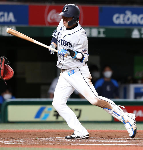 西武対オリックス　6回裏西武2死一、二塁、死球を受ける木村（撮影・垰建太）