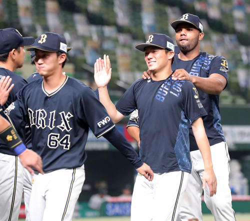 西武対オリックス　西武に勝利しオリックス山本（右から2人目）はロドリゲスに肩をもまれながら笑顔でナインとエアータッチを交わす（撮影・垰建太）