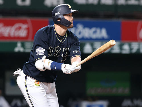 西武対オリックス　2回表オリックス無死一塁、逆転の2点本塁打を放つT－岡田（撮影・垰建太）