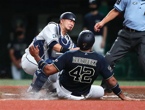 西武対オリックス　2回表オリックス2死二塁、安達の中前打で本塁を狙った二塁走者ロドリゲス（右）はアウトとなる。西武捕手森（撮影・足立雅史）