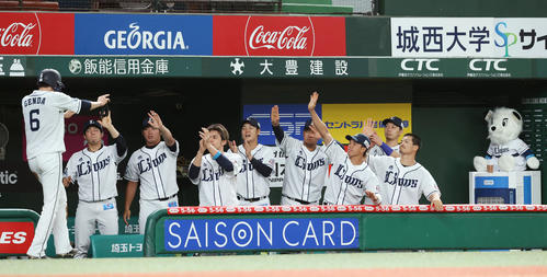 西武対オリックス　1回裏西武1死一、三塁、山川の遊ゴロの間に生還した源田（6番）を出迎えるナイン（撮影・垰建太）