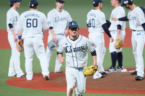 西武対オリックス　6回途中マウンドを降りる西武先発の与座（撮影・足立雅史）