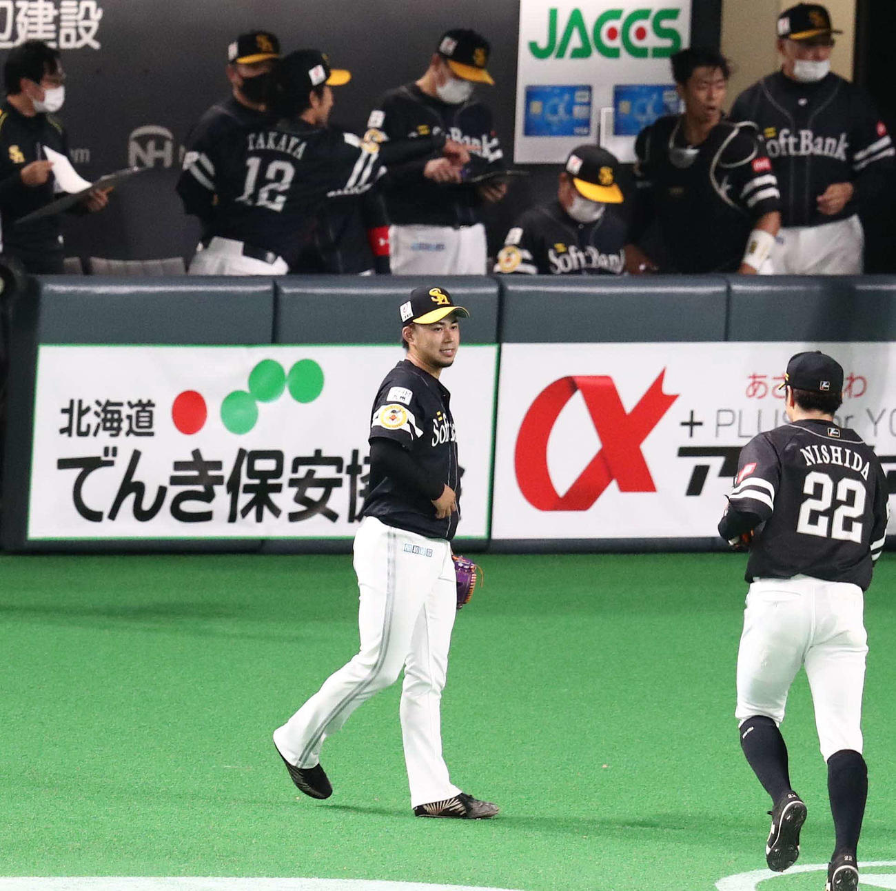 日本ハム対ソフトバンク　8回裏、打者を3人で抑え笑顔の古谷（撮影・黒川智章）