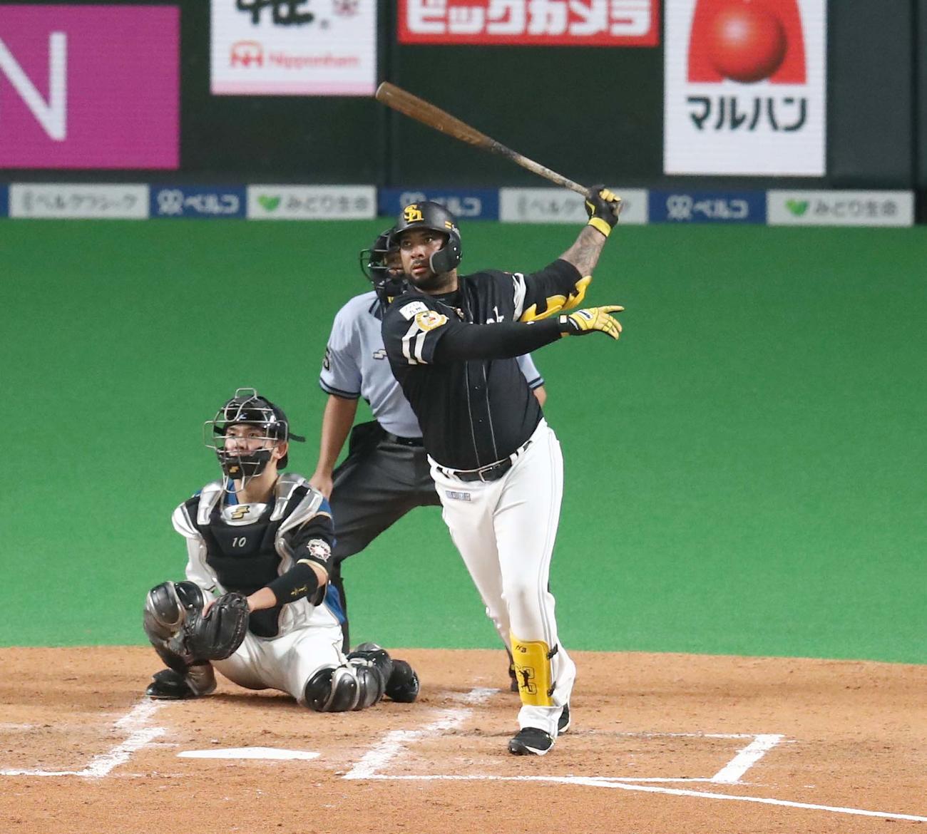日本ハム対ソフトバンク　3回表ソフトバンク1死一、二塁、右越え適時二塁打を放つバレンティン（撮影・黒川智章）
