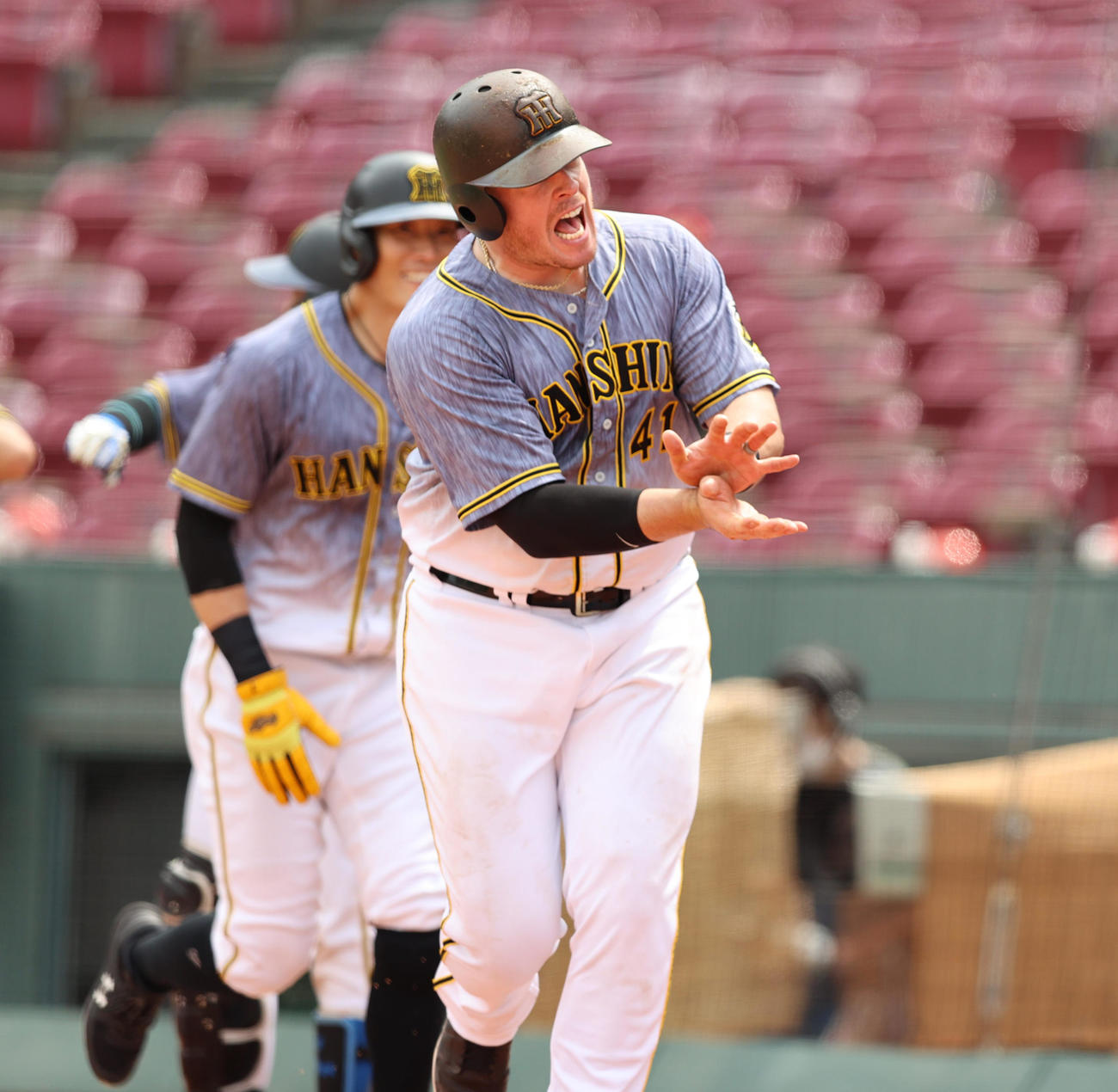 3回表阪神2死満塁、右越えの勝ち越し満塁本塁打を放ち生還するジャスティン・ボーア（撮影・清水貴仁）