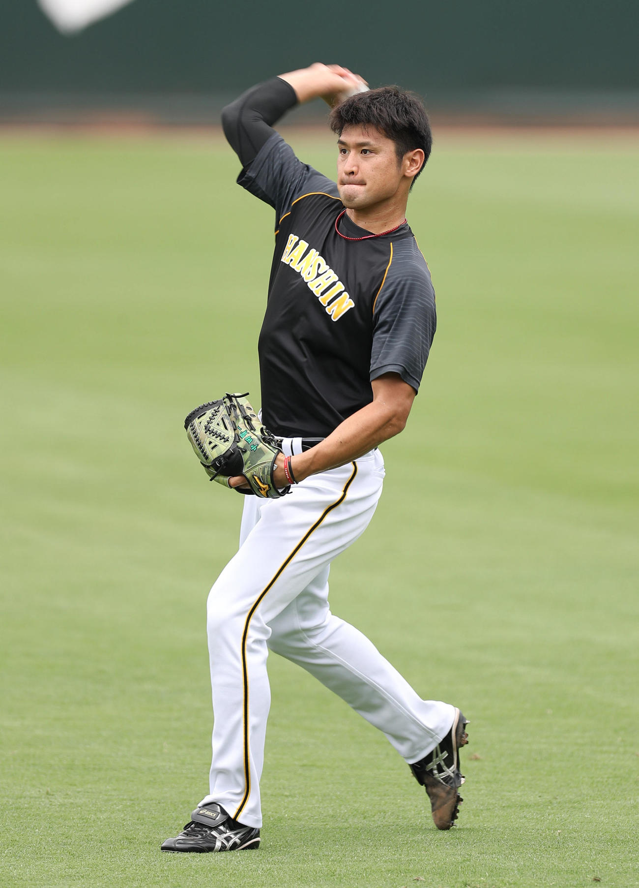 キャッチボールで調整する阪神中田賢一（撮影・前田充）