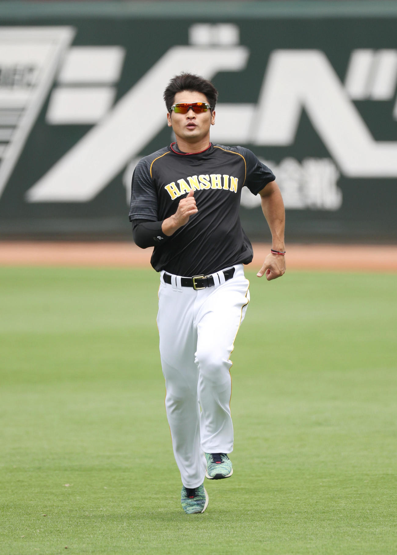 ダッシュを繰り返す阪神中田賢一（撮影・前田充）