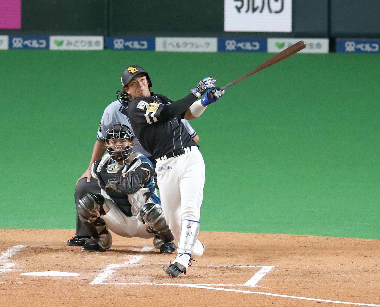 日本ハム対ソフトバンク　3回表ソフトバンク無死、左越え本塁打を放つ九鬼（撮影・黒川智章）