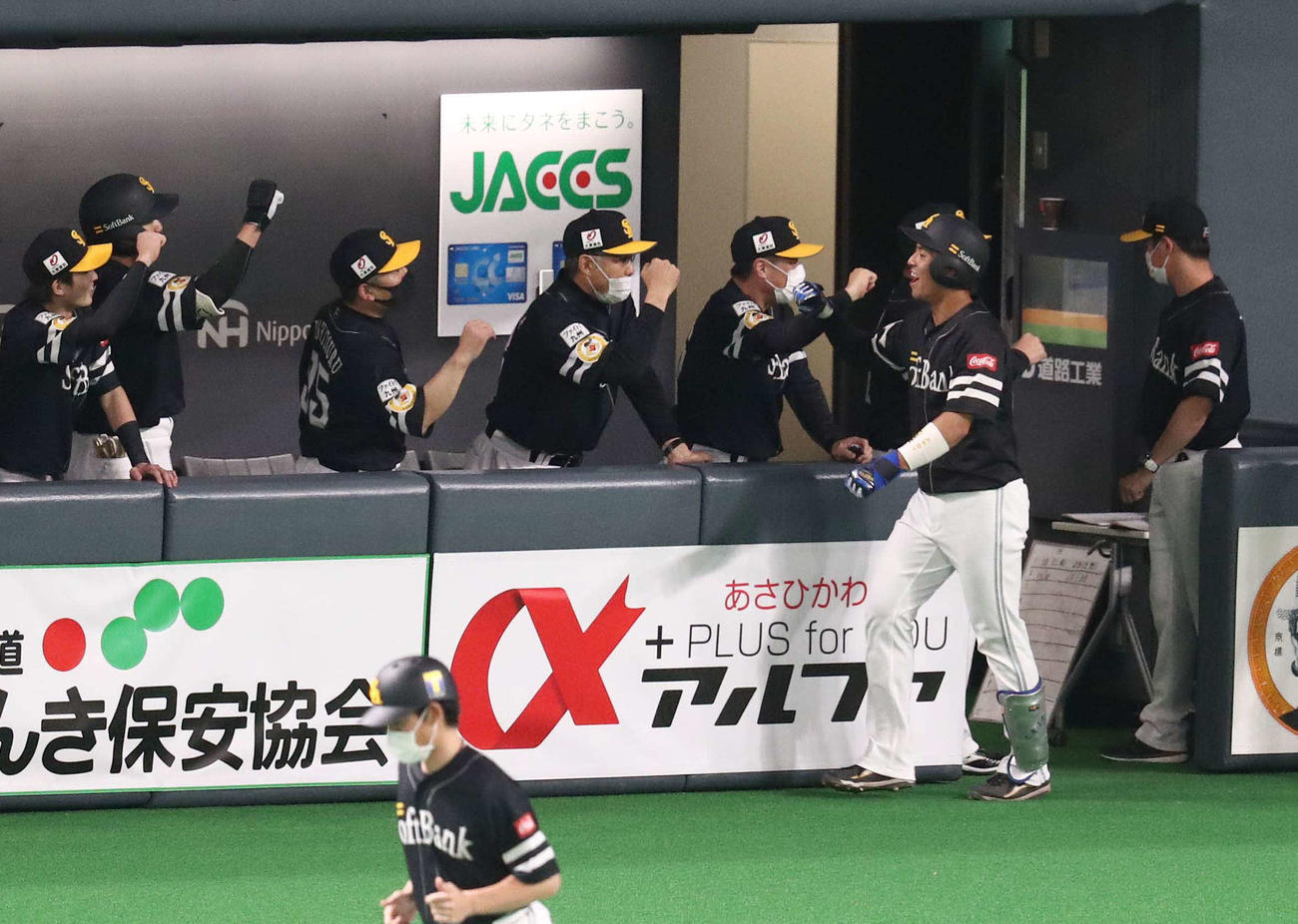 日本ハム対ソフトバンク　3回表、本塁打を放った九鬼はナインに出迎えられる（撮影・黒川智章）