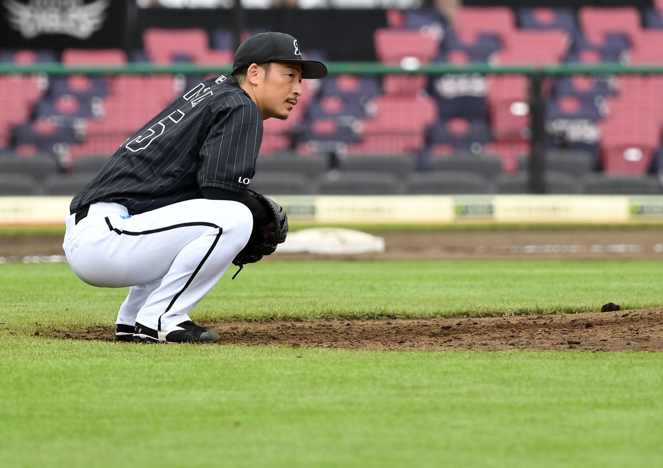 楽天対ロッテ　5回裏楽天1死一、三塁、浅村に左越え3点本塁打を浴び肩を落とす美馬（撮影・横山健太）