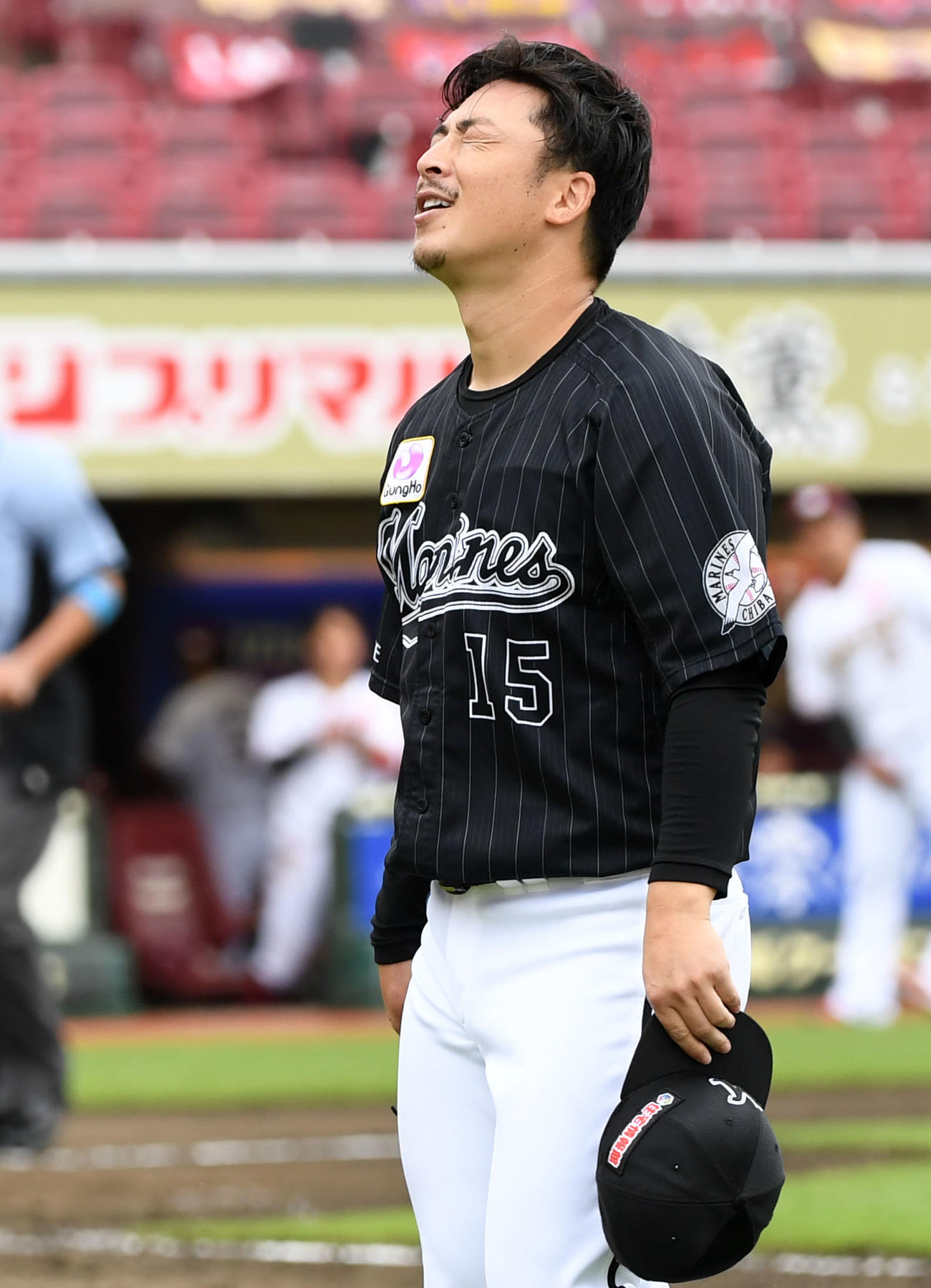 楽天対ロッテ　5回裏を終え、悔しそうにベンチへ引き揚げるロッテ美馬（撮影・横山健太）