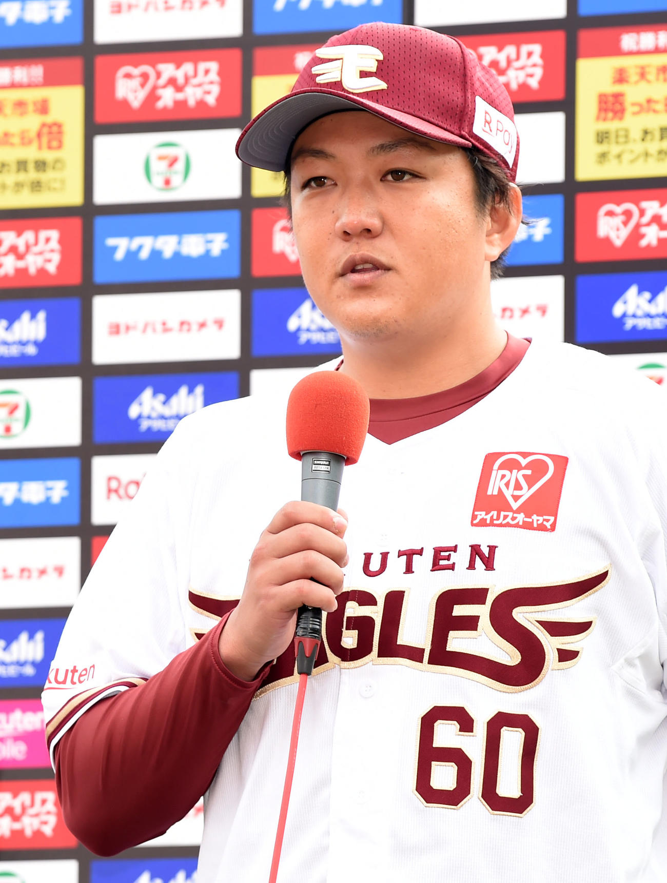 楽天対ロッテ　ヒーローインタビューに登場した楽天石橋（撮影・横山健太）