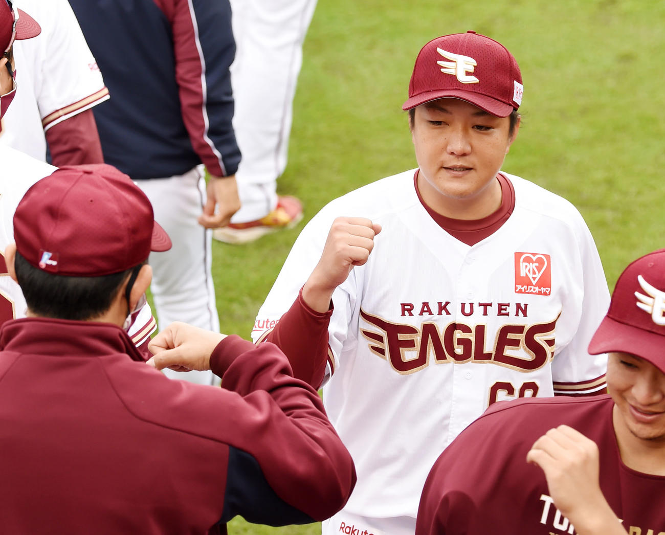 楽天対ロッテ　今季初勝利を挙げエアタッチを交わす楽天石橋（撮影・横山健太）