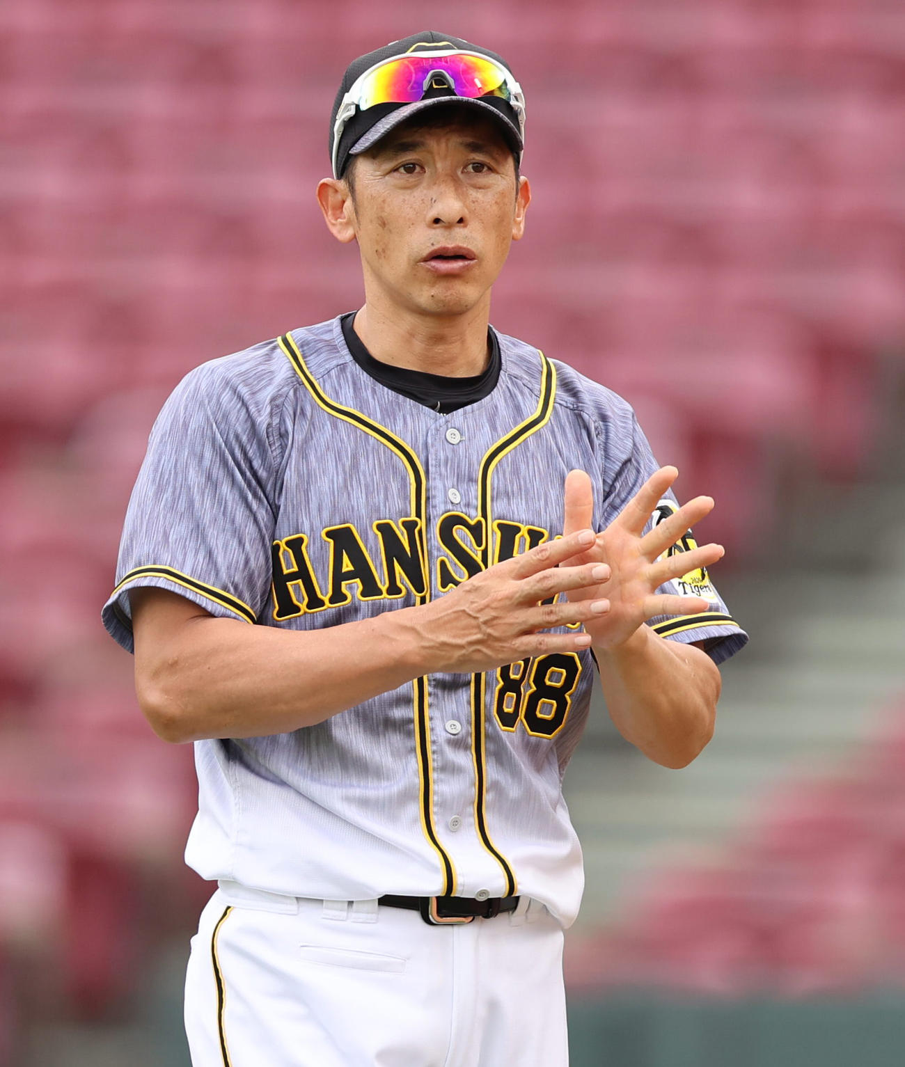 広島対阪神　8回裏広島、選手交代を告げる矢野耀大監督（撮影・清水貴仁）