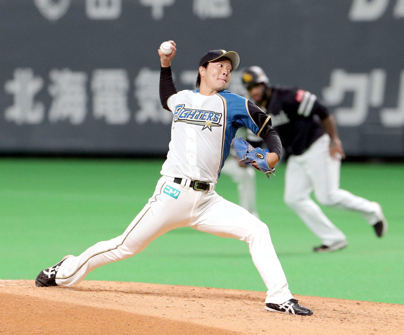日本ハム対ソフトバンク　5回から登板する日本ハム玉井（撮影・佐藤翔太）