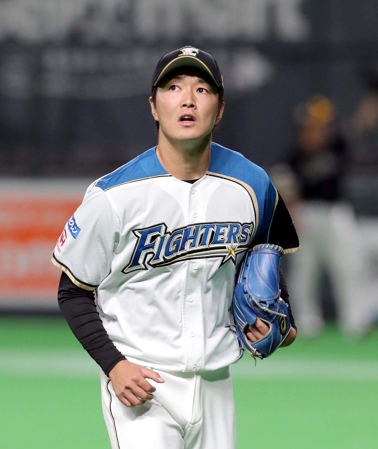 日本ハム対ソフトバンク　5回表を無失点に抑えベンチに戻る玉井（撮影・佐藤翔太）