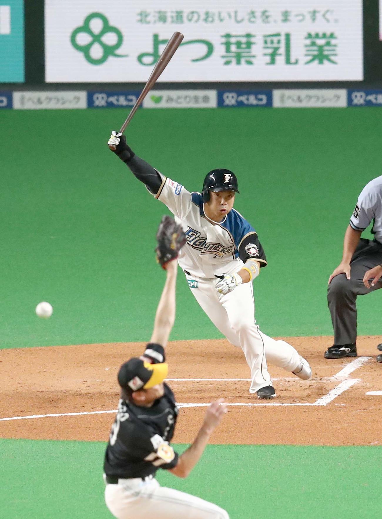 日本ハム対ソフトバンク　1回裏日本ハム無死一、二塁、中前適時打を放つ近藤（撮影・黒川智章）