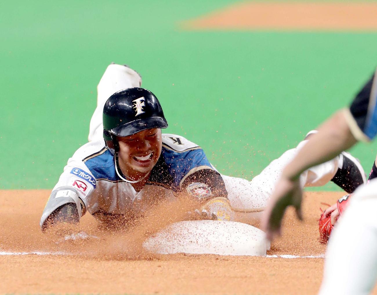 日本ハム対ソフトバンク　7回裏日本ハム無死、近藤は三塁打を放ち三塁に頭から滑り込む（撮影・佐藤翔太）