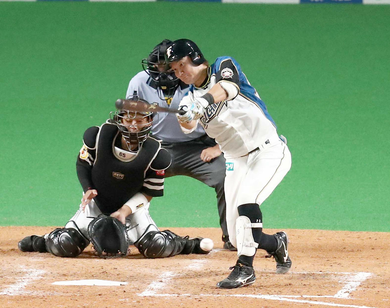 5回裏日本ハム無死一、二塁、左前適時打を放つ渡辺（撮影・黒川智章）