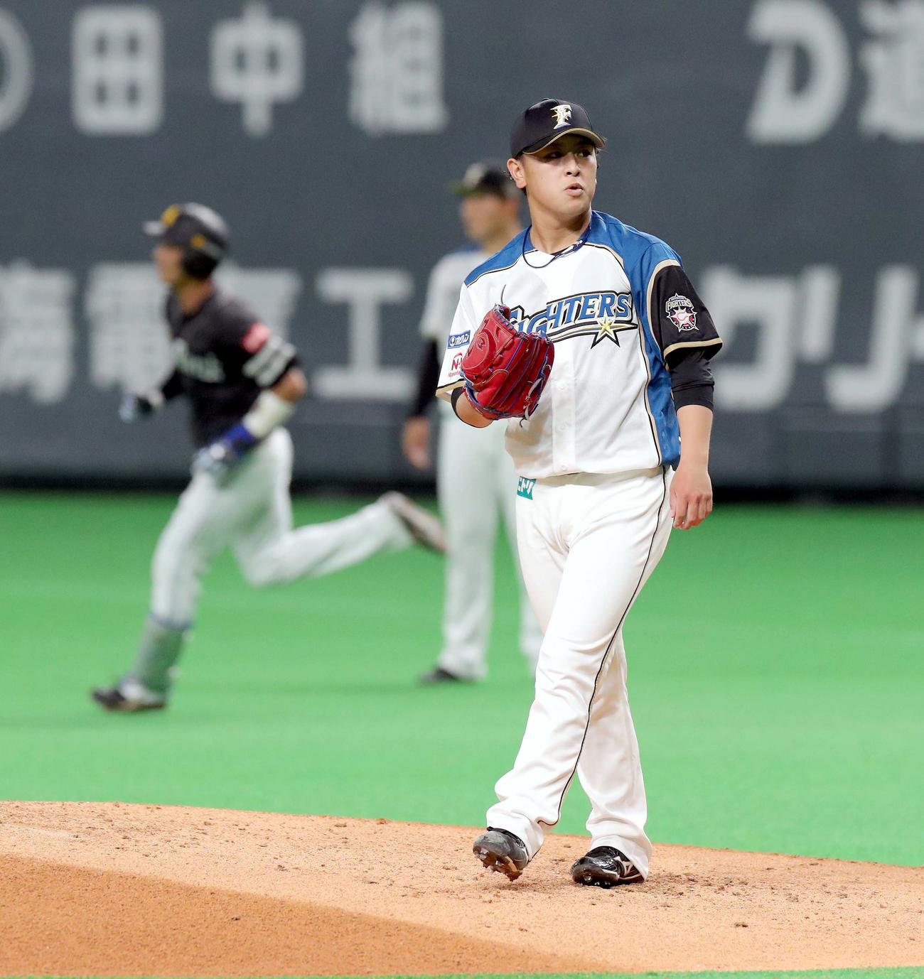 日本ハム対ソフトバンク　3回表ソフトバンク無死、九鬼（左奥）に左越え本塁打を浴びる日本ハム河野（撮影・佐藤翔太）