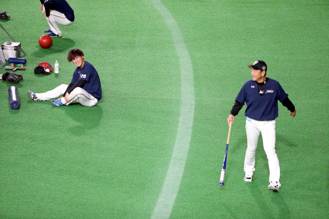 日本ハム対ソフトバンク　試合前、日本ハム河野（左奥）は栗山監督に声をかけられ笑顔を見せる（撮影・佐藤翔太）