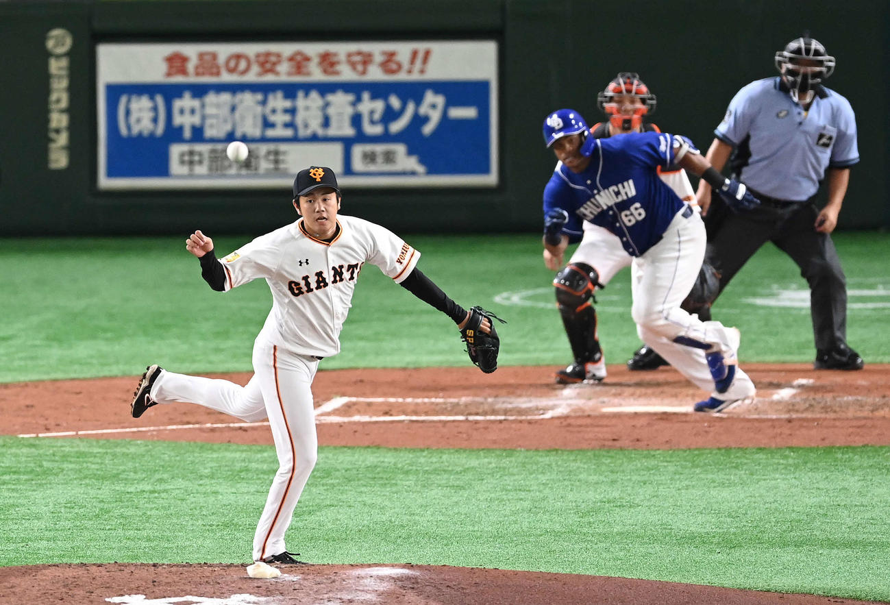 巨人対中日　3回表中日無死二塁、ビシエドに中前適時打を浴びる堀岡（撮影・鈴木みどり）