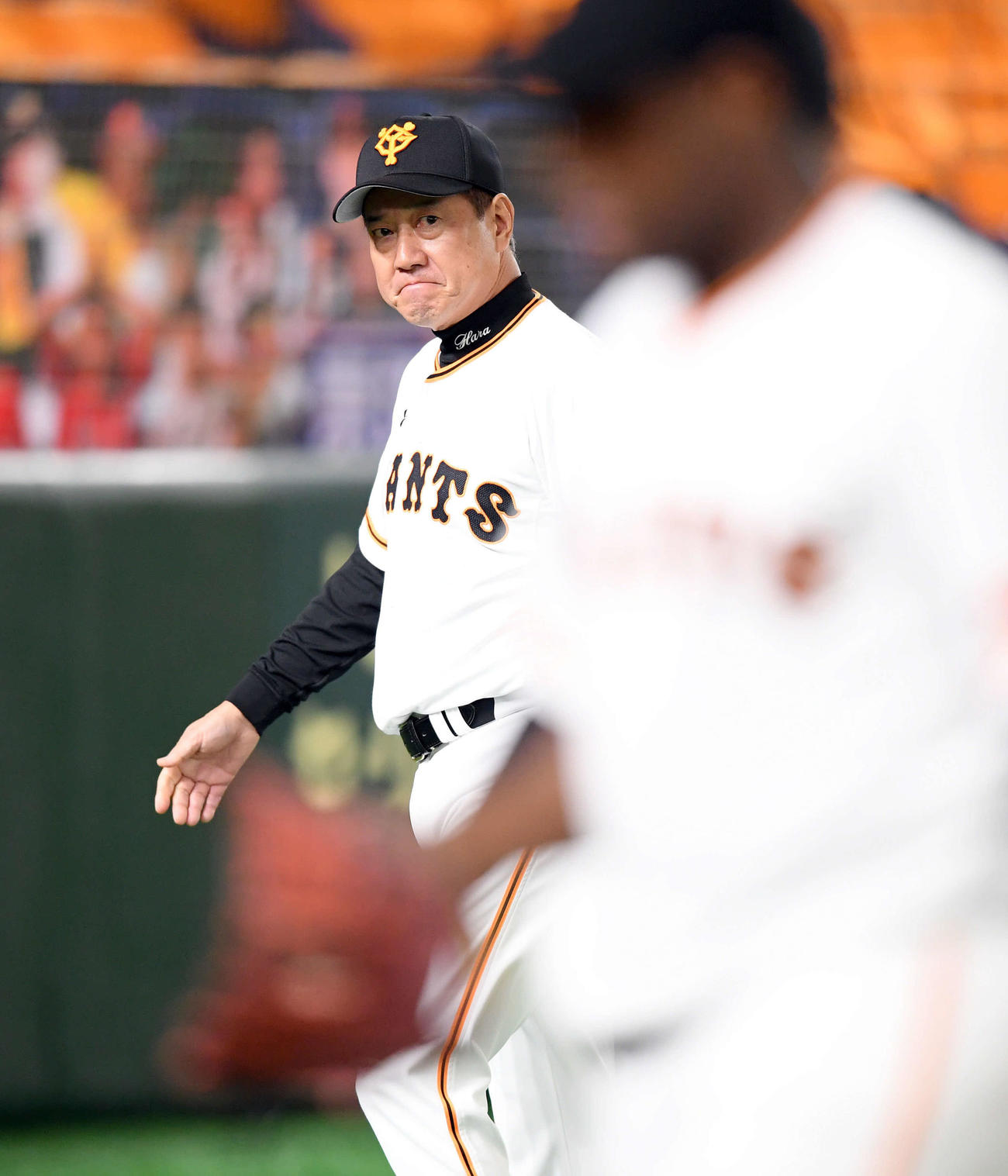 巨人対中日　9回表中日無死、降板告げたデラロサを見る巨人原監督（撮影・たえ見朱実）